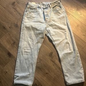 Levi straight leg- light wash
